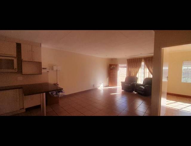 3 BEDROOM TOWNHOUSE FOR SALE IN ROOIHUISKRAAL NORTH